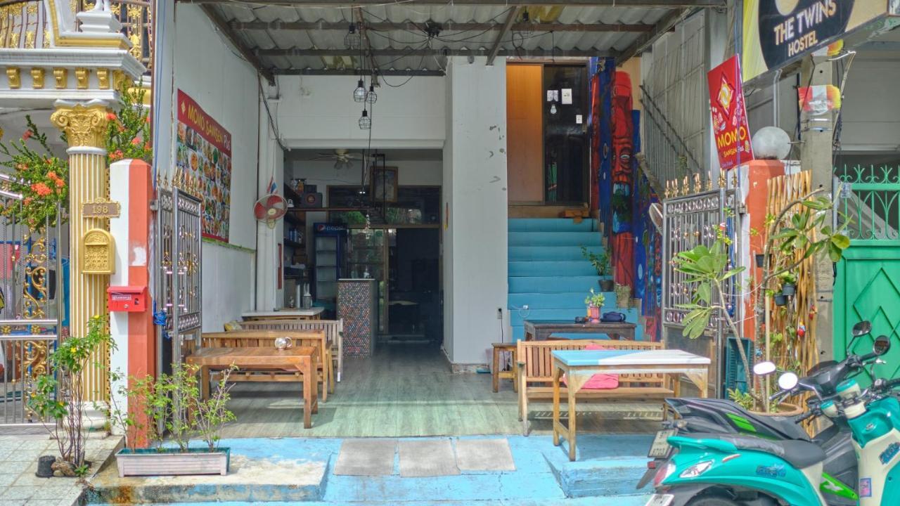 The Twins Hostel Bangkok Exteriör bild