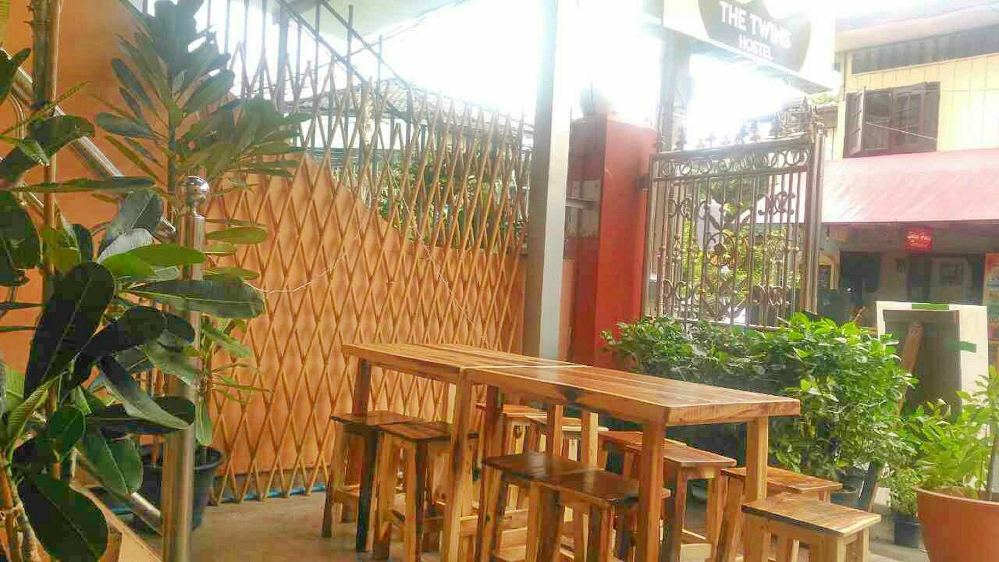 The Twins Hostel Bangkok Exteriör bild